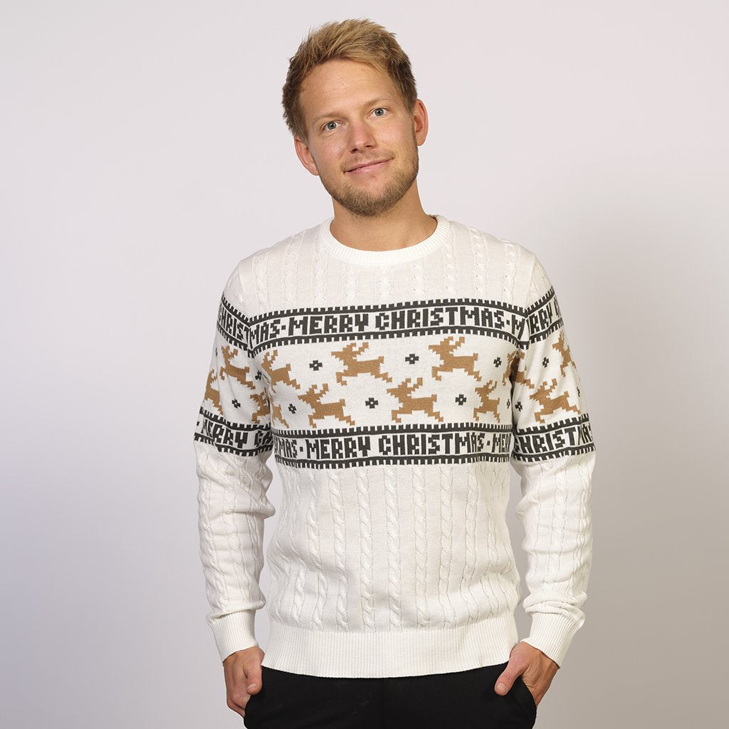 Un uomo che indossa un maglione di Natale bianco con le renne.